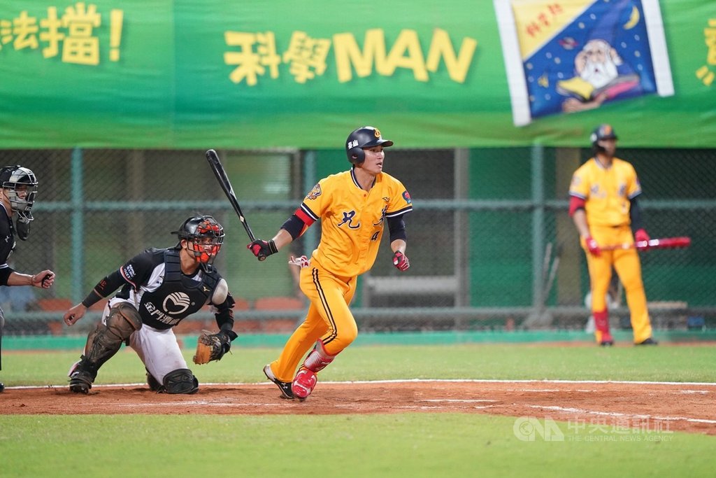 中華職棒21日開打的賽事,本來中信兄弟落後給統一獅,不過兄弟陳文杰(圖)9局下轟出追平2分砲,雙方鏖戰到延長賽,以8比8戰成平手。(中信兄弟提供)中央社記者楊啟芳傳真 109年8月22日