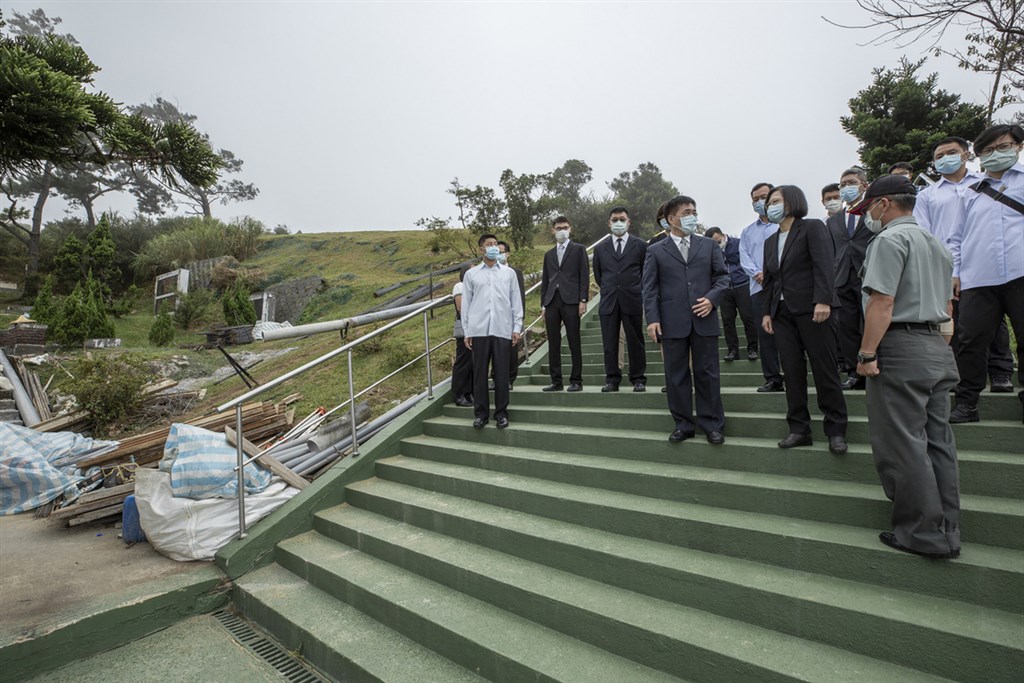 總統蔡英文(2排右黑衣者)日前赴五指山國軍示範公墓追思前行政院長郝柏村,同日視察前總統李登輝將於10月7日安葬的特勳區墓園施工進度。(總統府提供)中央社 109年8月22日