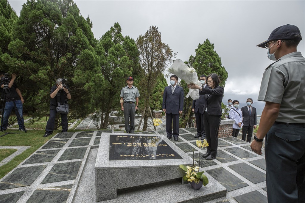 總統蔡英文（中間持花束者）日前至五指山國軍示範公墓，在前行政院長郝柏村靈前獻花致意。（總統府提供）中央社　109年8月22日