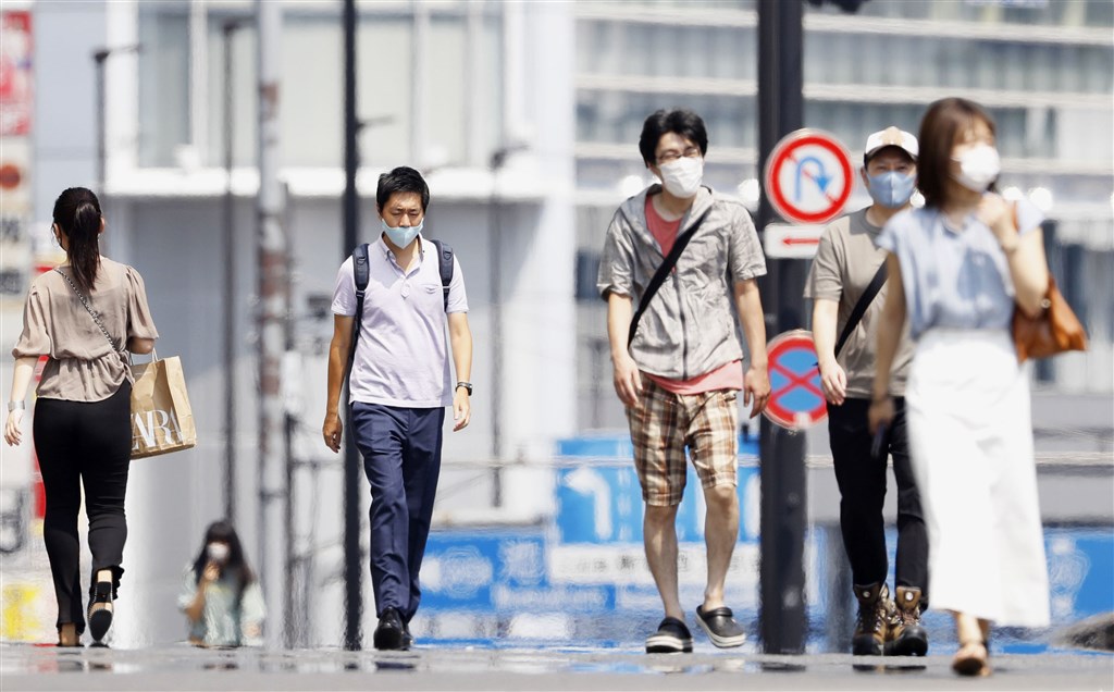 日本東京都截至21日止,共有148人死於中暑。圖為東京新宿街頭。(共同社)