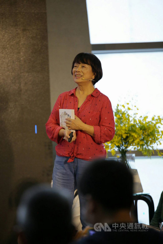 作家龍應台推出首部長篇小說「大武山下」後,22日在屏東演藝廳舉行「大武山下 與龍應台面對面」讀者見面會,邀請讀者翻開小說、同聲朗讀,勾勒小說裡的場景和地標。(屏東縣政府提供)中央社 109年8月22日