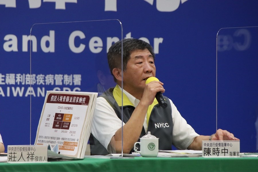 流行疫情指揮中心22日以4張圖表談入境普篩迷思。指揮官陳時中說,不實施入境全面篩檢,因勞民傷財,也增加社區感染風險。(中央流行疫情指揮中心提供)