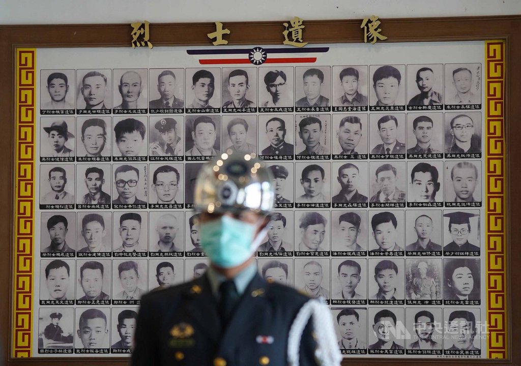 八二三砲戰62週年公祭暨追思活動23日在金門太武山公墓舉行,三軍儀隊在忠烈殿內進行祭悼儀式。中央社記者徐肇昌攝 109年8月23日