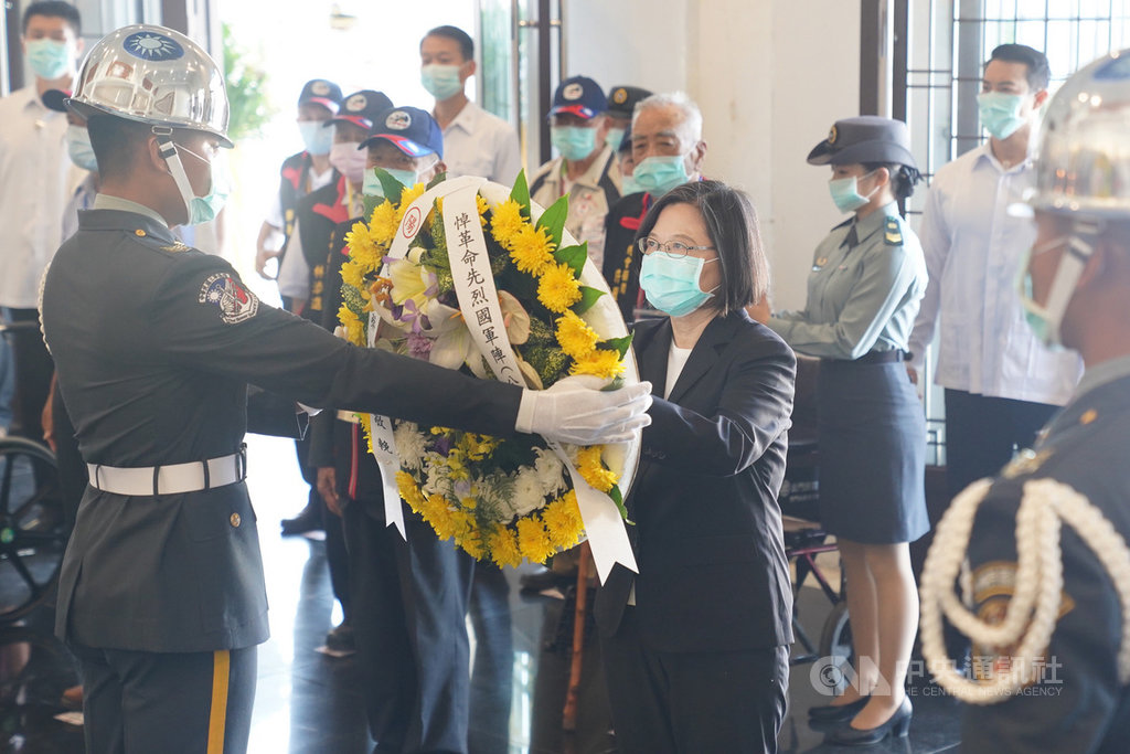 總統蔡英文(中)23日前往金門太武山公墓,出席「八二三戰役62週年追思祭悼活動」,在忠烈殿向殉職將士獻花致意。中央社記者徐肇昌攝 109年8月23日