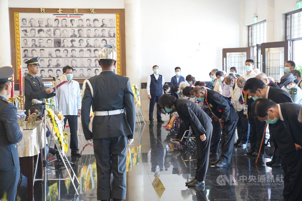 八二三戰役62週年,總統蔡英文(中)23日前往金門太武山公墓出席八二三戰役金門追思祭悼活動,在忠烈殿向當年殉職將士們鞠躬致意。中央社記者徐肇昌攝 109年8月23日