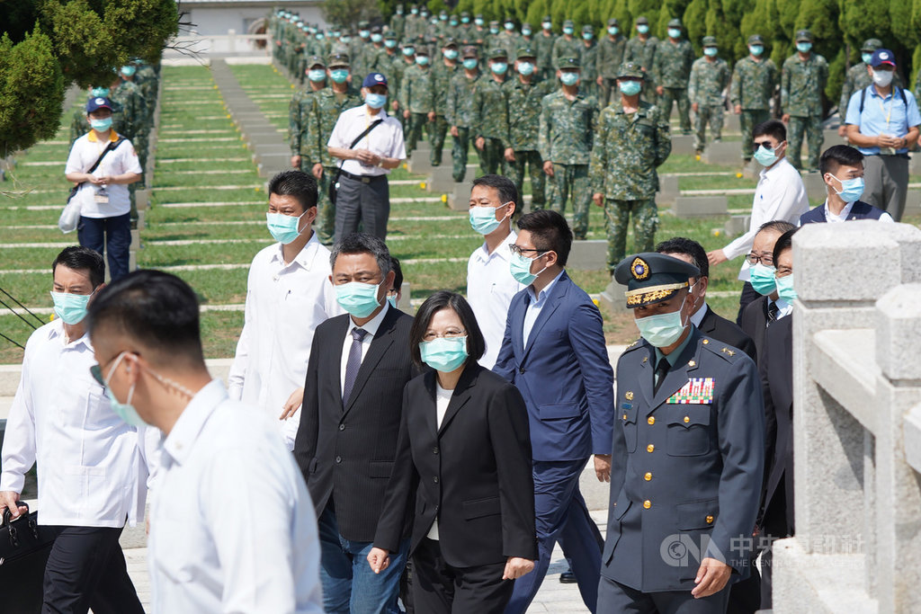 總統蔡英文(前中)23日出席在金門太武山公墓舉辦的「八二三戰役62週年追思祭悼活動」。中央社記者徐肇昌攝 109年8月23日