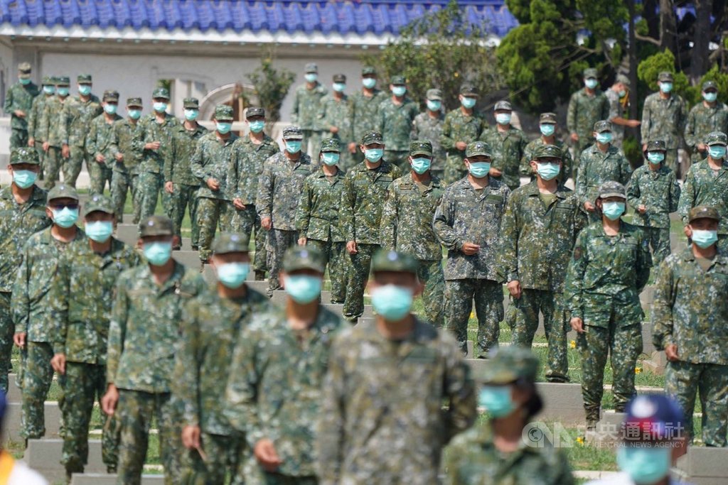 八二三砲戰62週年公祭暨追思活動23日在金門太武山公墓舉行,無法到場的遺族由國軍弟兄代勞,為殉國將士們上香、獻花。中央社記者徐肇昌攝 109年8月23日