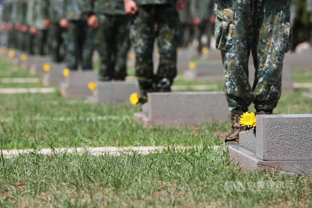 23日是八二三砲戰62週年,金防部官兵上午於太武山公墓獻花,追悼陣亡將士。中央社記者游凱翔攝 109年8月23日
