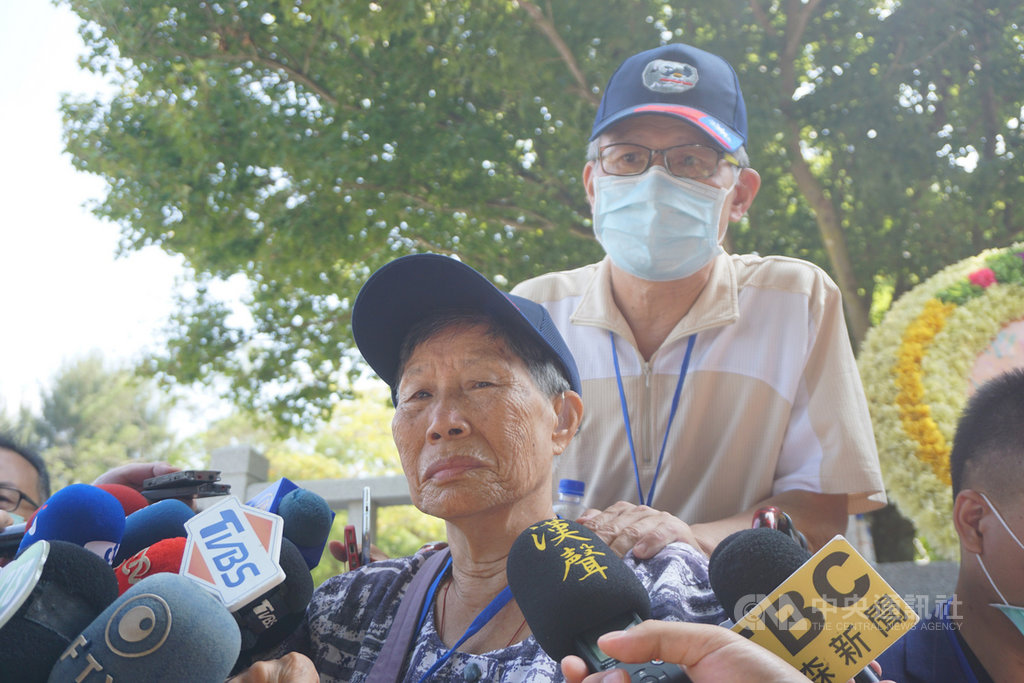 八二三戰役先烈遺眷陳黃阿春(前)23日表示,八二三陣亡撫卹金只有新台幣4萬多元,遠不及二二八補償金,十分不公平。中央社記者黃慧敏攝 109年8月23日