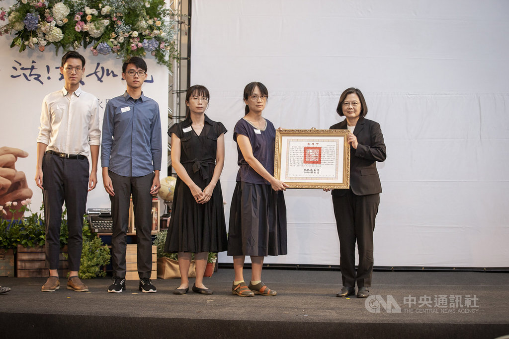 總統蔡英文(右)23日親自頒發褒揚令,表彰台灣文史專家莊永明對傳承及發揚台灣文化的卓越貢獻。(總統府提供)中央社記者葉素萍傳真 109年8月23日