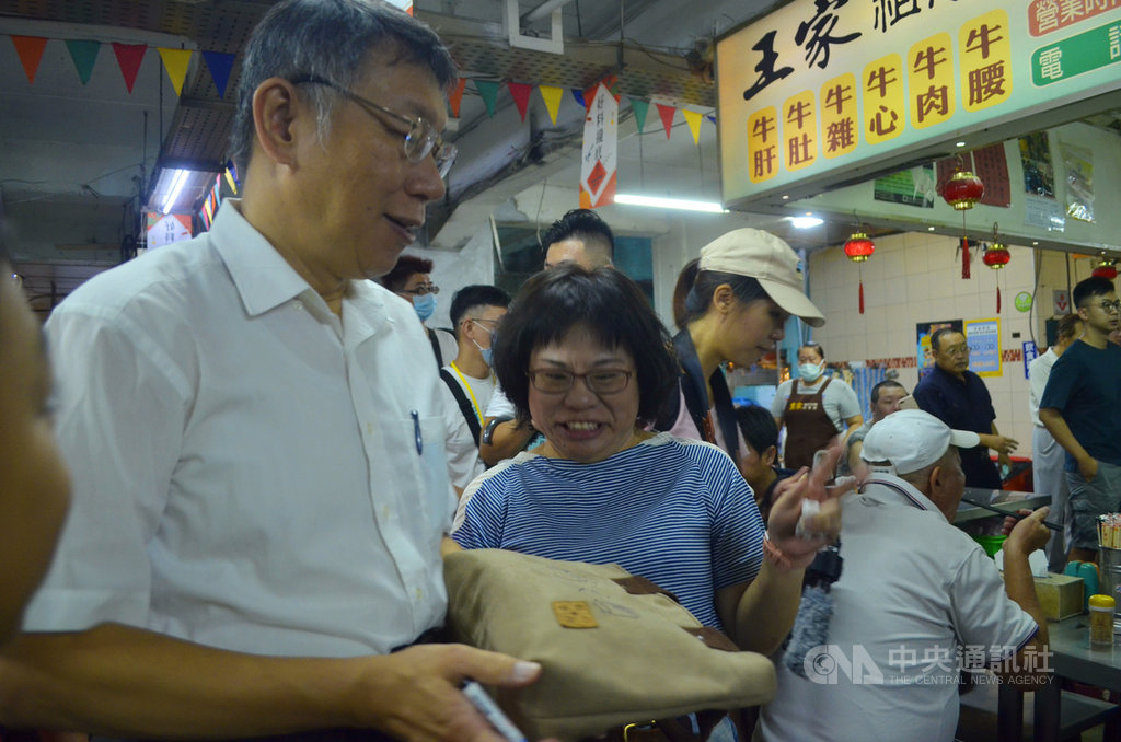 台北市長柯文哲(左)23日參訪嘉義市東市場,獲攤販與民眾熱情歡迎,紛紛與他合影留念,並要求簽名。中央社記者蔡智明攝 109年8月23日