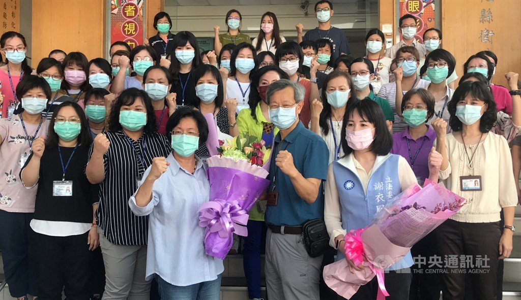對於彰化縣萬人血清抗體檢測期中報告記者會取消,縣長王惠美(前左4)23日表示,尊重專業評估。圖為彰化縣衛生局採檢無症狀居家檢疫者引發爭議後,王惠美19日前往衛生局替局長葉彥伯(前左5)以及同仁加油打氣。(中央社檔案照片)