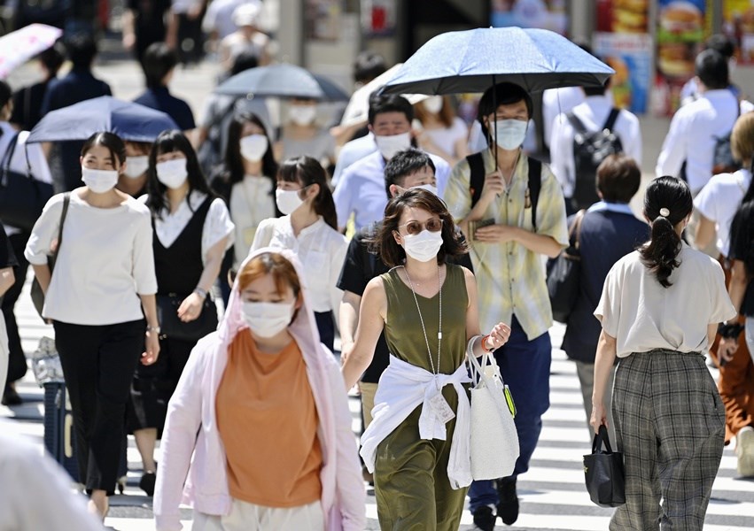 日本東京都23日單日新增212例武漢肺炎確診,累計病例數直逼2萬大關。圖為東京新宿街頭民民眾戴口罩。(共同社)