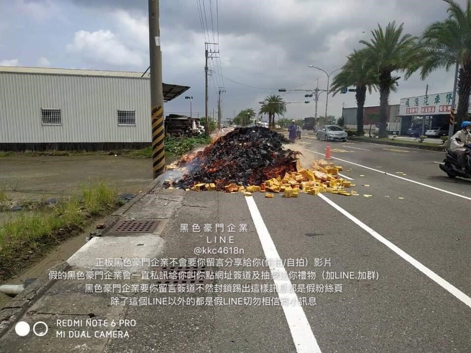 台南市22日發生一輛載運金紙的貨車突然起火,在網路引起熱議,更有民俗專家說,這是好兄弟動手搶「運鈔車」。(圖取自facebook.com/tod3028.monarch)