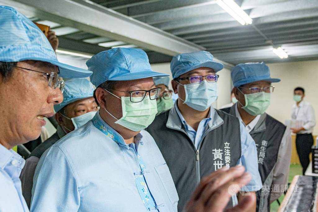 桃園市長鄭文燦(左2)24日參訪台灣口罩大廠康匠公司的供應商兆羿科技公司,他表示,市府將進一步與康匠公司合作,研發不同類型與尺寸兒童口罩。(桃園市政府提供) 中央社記者葉臻傳真 109年8月24日