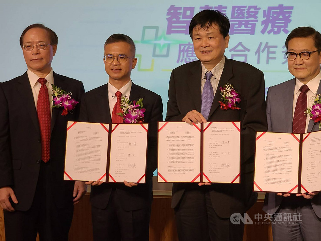中華電信、交通大學與陽明大學25日簽產學技術合作意向書,攜手發展5G AIoT智慧醫療應用。(圖左至右為中華電董事長謝繼茂、總經理郭水義、交通大學代理校長陳信宏、陽明大學校長郭旭崧)中央社記者江明晏攝 109年8月25日