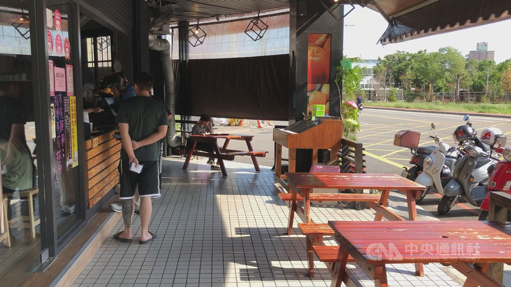 苗栗市一家早餐店打烊後,把裝有新台幣5萬餘元的現金袋遺忘在門口椅子上,遭無業的鍾姓男子拿走花了2萬多元,業者得知對方生活困苦,選擇原諒他,自己認賠、不予追究。中央社記者管瑞平攝 109年8月25日