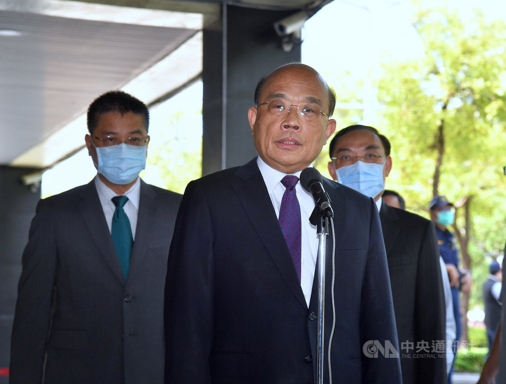 行政院長蘇貞昌(前)26日在台北出席「108年調解案件榮獲中央各獎項績優人員表揚大會」前受訪,引述三國赤壁之戰與二戰歷史,他說,面對侵略最重要是舉國一致,不要唱衰自己,要展現決心。中央社記者王飛華攝 109年8月26日
