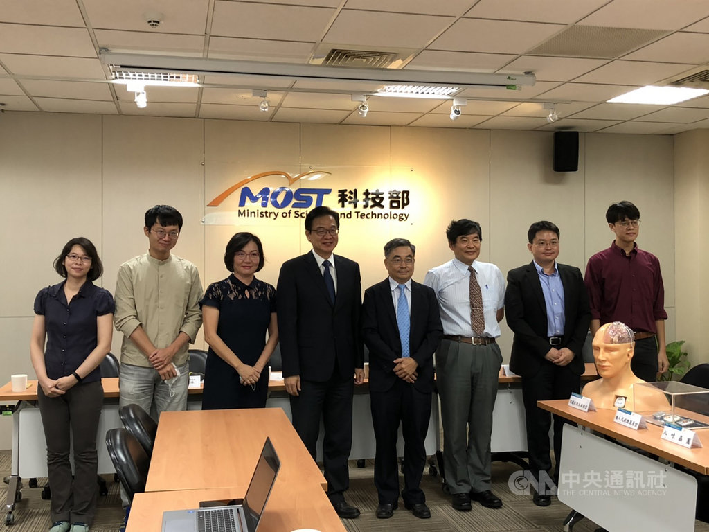 科技部26日舉行研究成果記者會,透過生醫聯手半導體產業共組跨領域團隊,精準治療帕金森氏症。圖為科技部生科司司長陳鴻震(左四)、交大電子研究所教授柯明道(右四)、林口長庚醫院動作障礙科醫師陳瓊珠(左三)。中央社記者蘇思云攝 109年8月26日