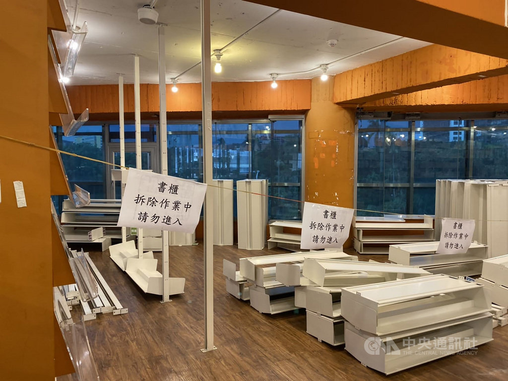 簡體書店「若水堂」將在9月30日全面熄燈,位在台北的台大門市,部分區域已成施工現場,圍上掛有「書櫃拆除作業中,請勿進入」告示的繩索。中央社記者賴言曦攝 109年8月26日