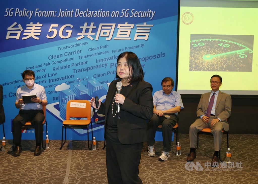 美國在台協會(AIT)26日下午在台北主辦「台美5G共同宣言」論壇,會中由國家通訊傳播委員會(NCC)委員孫雅麗(前)主持專題討論活動。中央社記者郭日曉攝 109年8月26日