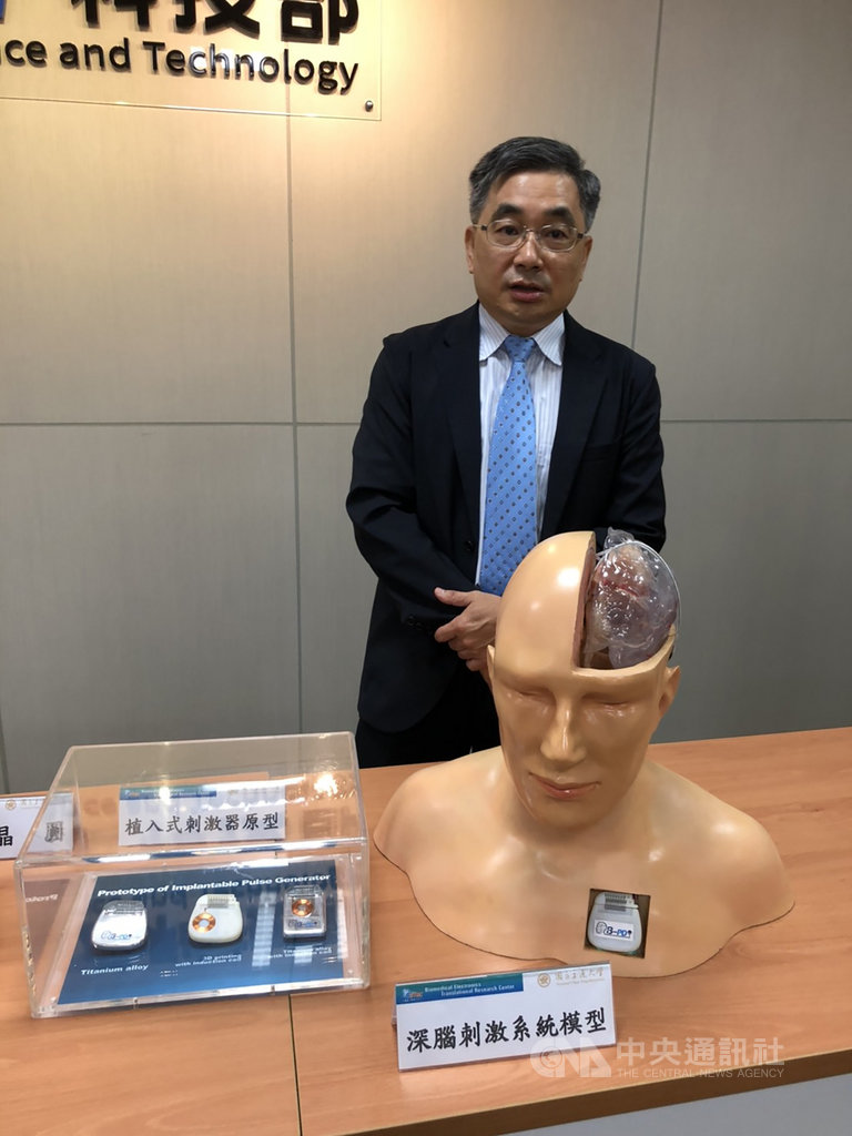 科技部26日舉行研究成果記者會,交大電子研究所教授柯明道透過模型,解釋「智慧型可適性閉迴路深腦刺激系統」,透過釋放個人化的電刺激訊號,幫助帕金森氏症患者改善症狀。中央社記者蘇思云攝 109年8月26日