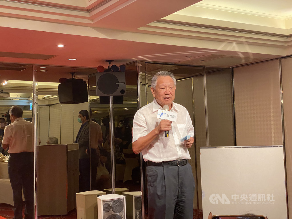 國光生技宣布,自主研發的武漢肺炎疫苗一期人體臨床試驗本週已在台大醫院開打,預計11月二期臨床試驗,目前希望在明年農曆過年前生產備妥150至200萬劑供應國內第一線醫護人員施打。圖為國光董事長詹啟賢。中央社記者韓婷婷攝 109年8月27日