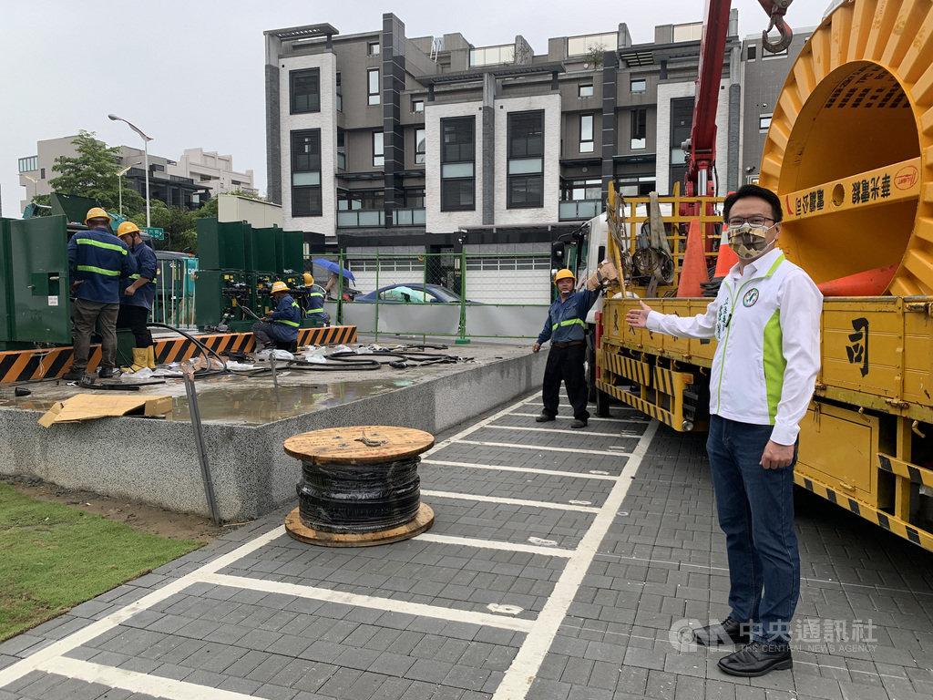 全台國中小學開學在即，台中市北屯區廍子國小卻仍只有「臨時電」可用，所幸經民進黨立委莊競程（右）等人協助，協調台電配合趕工，終於趕在28日正式供電，讓廍子國小開學後用電無虞。中央社記者郝雪卿攝　109年8月28日