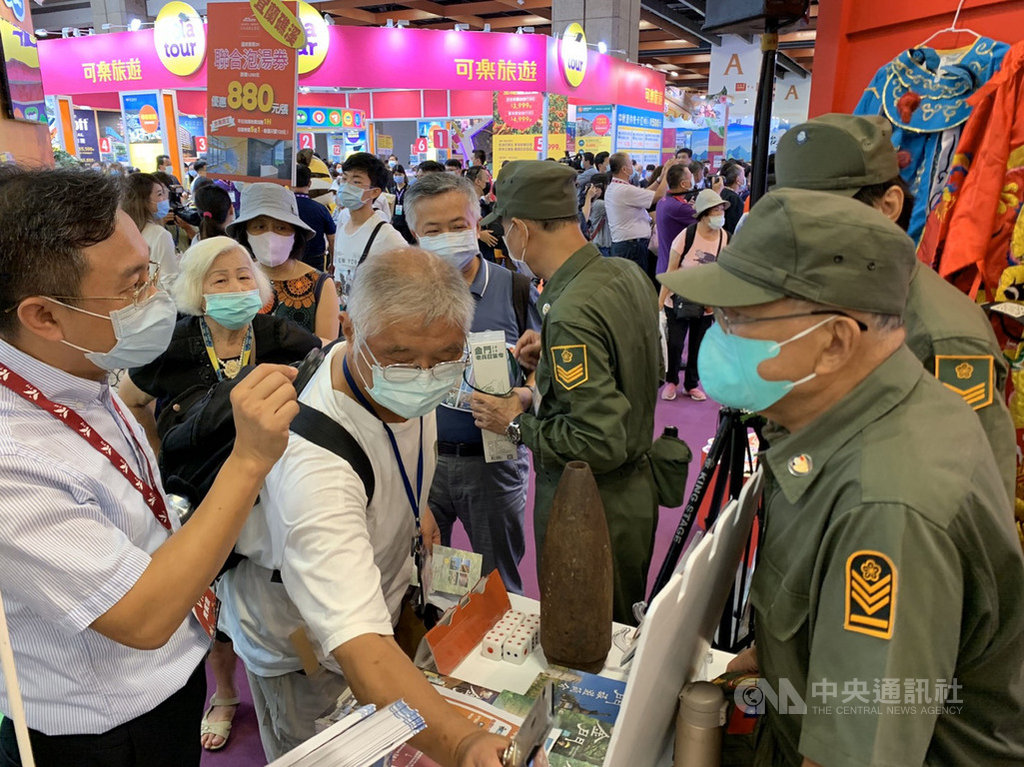 金門縣政府在台北國際觀光博覽會設置金門館攤位,28日開幕,邀請穿著草綠服的正港金門老兵志工協助宣傳「金門老兵召集令」活動,相當吸睛。(金門縣政府提供)中央社記者黃慧敏傳真 109年8月28日