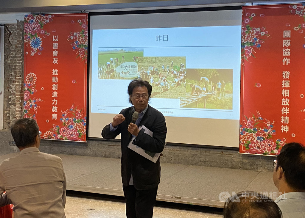 作家吳靜吉(中)28日下午在台北舉辦「創造力的激發:吳靜吉的七十堂創造力短講」新書發表會,他表示,今年疫情肆虐、對各產業皆造成衝擊,因此創造力在這個時期更加重要。中央社記者陳秉弘攝 109年8月28日