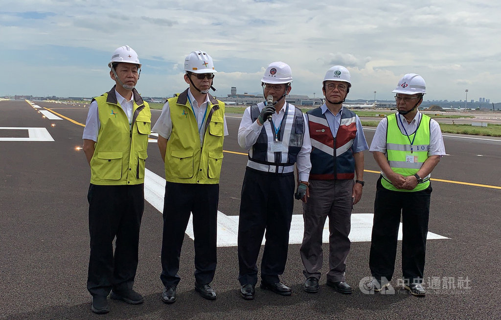 交通部長林佳龍(中)28日視察桃園機場北跑道工程後受訪表示,安心旅遊補助經費新台幣39億元會提早用完,現已籌措出16億餘元,會延長安心旅遊的時間,將以延續到10月底為目標,盼能帶動暑假後的淡季。中央社記者葉臻攝 109年8月28日