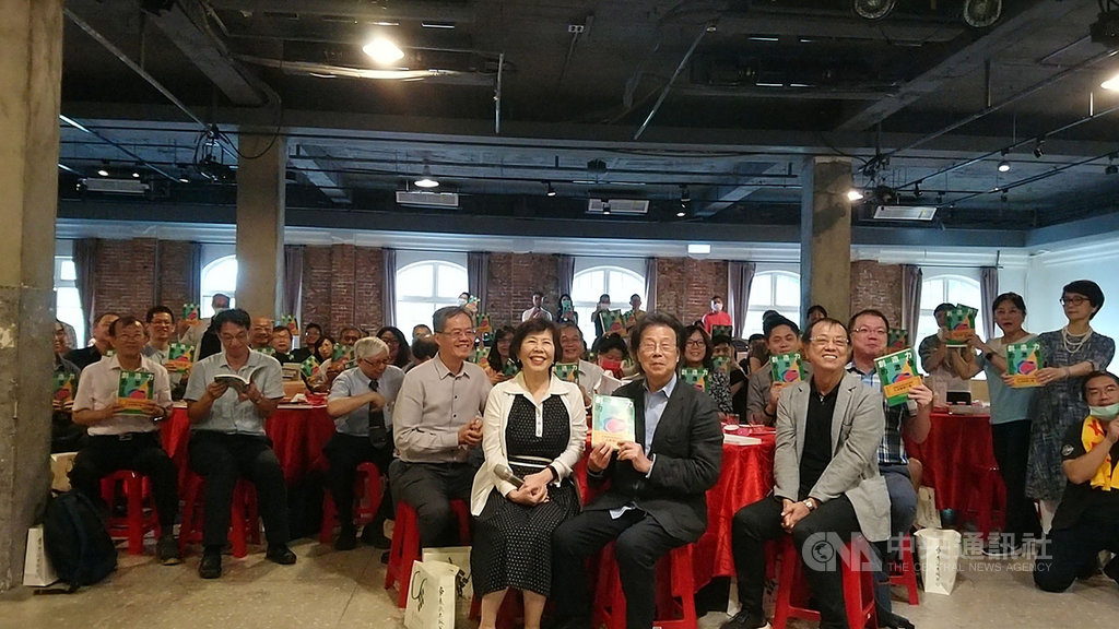 作家吳靜吉(前右2)28日舉辦新作「創造力的激發」發表活動,現場特別以流水席的擺設迎接聽眾,吳靜吉表示,希望能藉此與讀者拉近距離。(遠流出版社提供)中央社記者陳秉弘傳真 109年8月28日