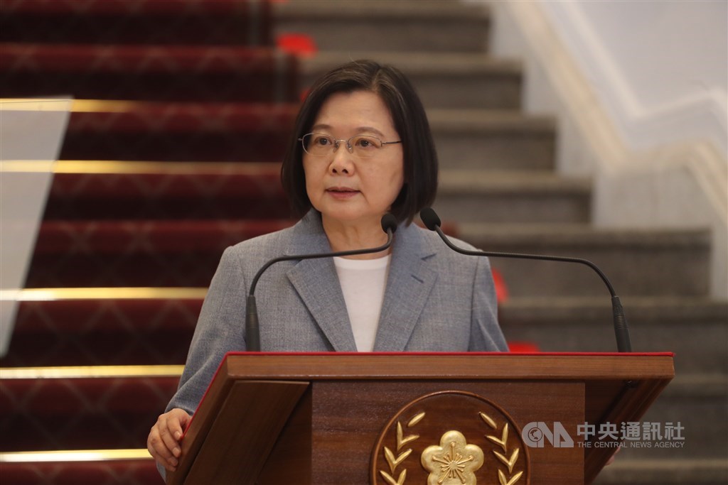 總統蔡英文28日下午在總統府敞廳召開記者會,針對國際經貿情勢發表談話。中央社記者裴禛攝 109年8月28日