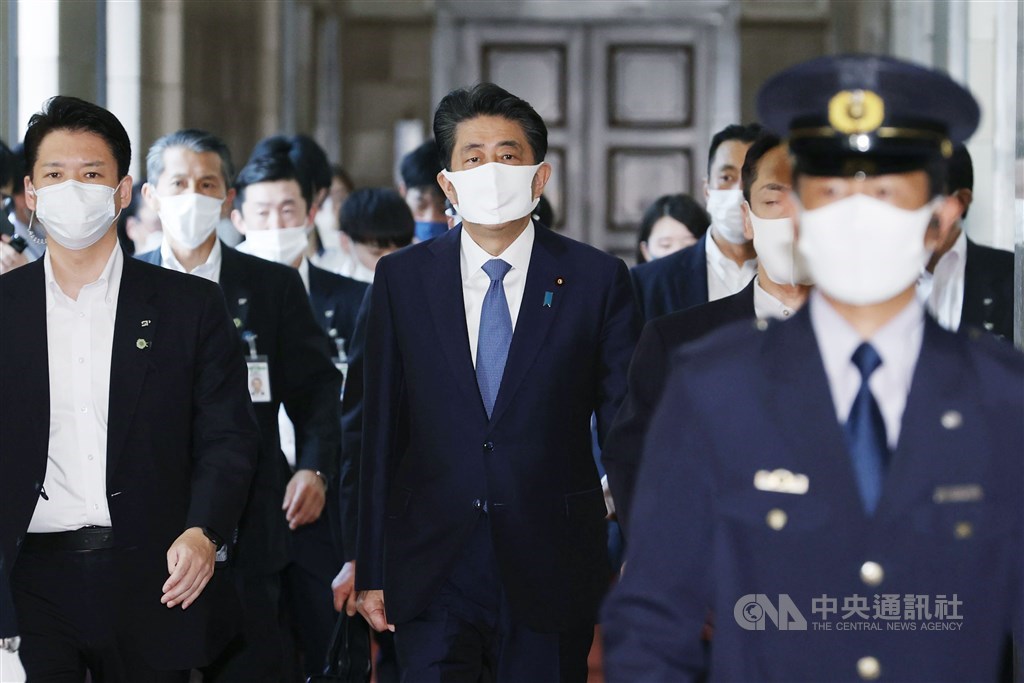 日本首相安倍晉三(前中)28日下午舉行記者會表示,8月上旬確認舊疾潰瘍性大腸炎復發,無法回應人民的託付,決定請辭首相。(共同社)