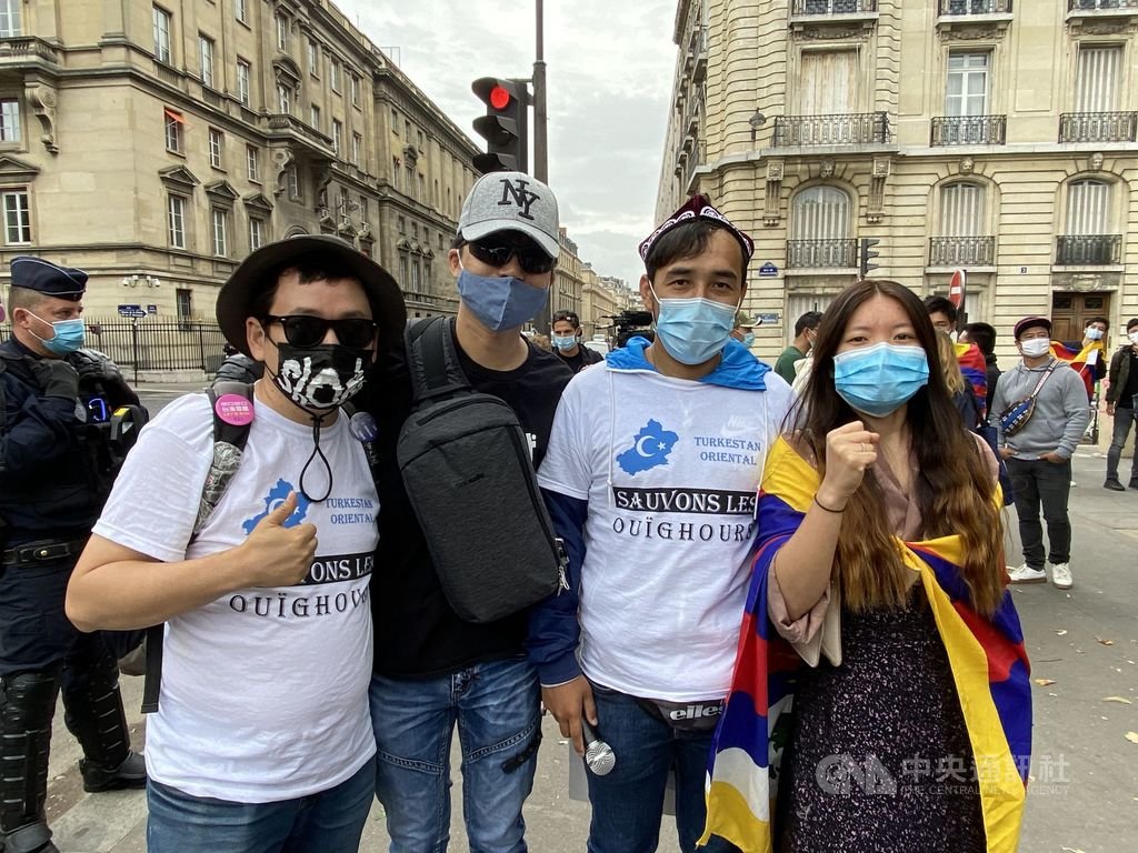 中國外長王毅28日抵達法國,法國維吾爾協會以及自由西藏學生協會集結外交部,抗議中國罔顧人權。兩協會多次互相支援活動,未來預計結盟,壯大聲量增加影響力。中央社記者曾婷瑄巴黎攝 109年8月29日
