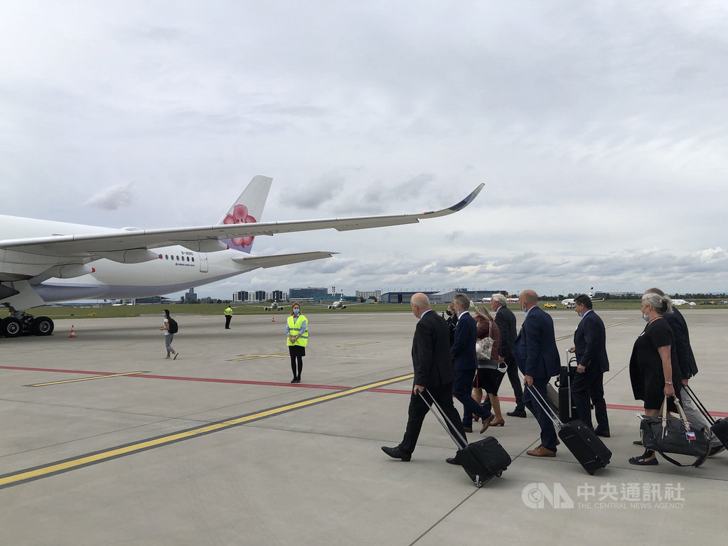 捷克參議院議長維特齊率參議員在布拉格機場,準備搭乘華航包機前往台灣。(駐捷克代表處提供)中央社記者林育立柏林傳真 109年8月29日