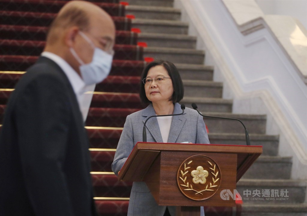 參與決策的黨政人士說,府院啟動整體作戰,事先文宣都已作好,但仍保密到家,總統(右)與行政院長蘇貞昌(左)28日合體宴請立委的消息前一天披露後,直到餐會前才出現風吹草動。圖為28日總統召開記者會宣布放寬美豬美牛進口。中央社記者裴禛攝 109年8月28日