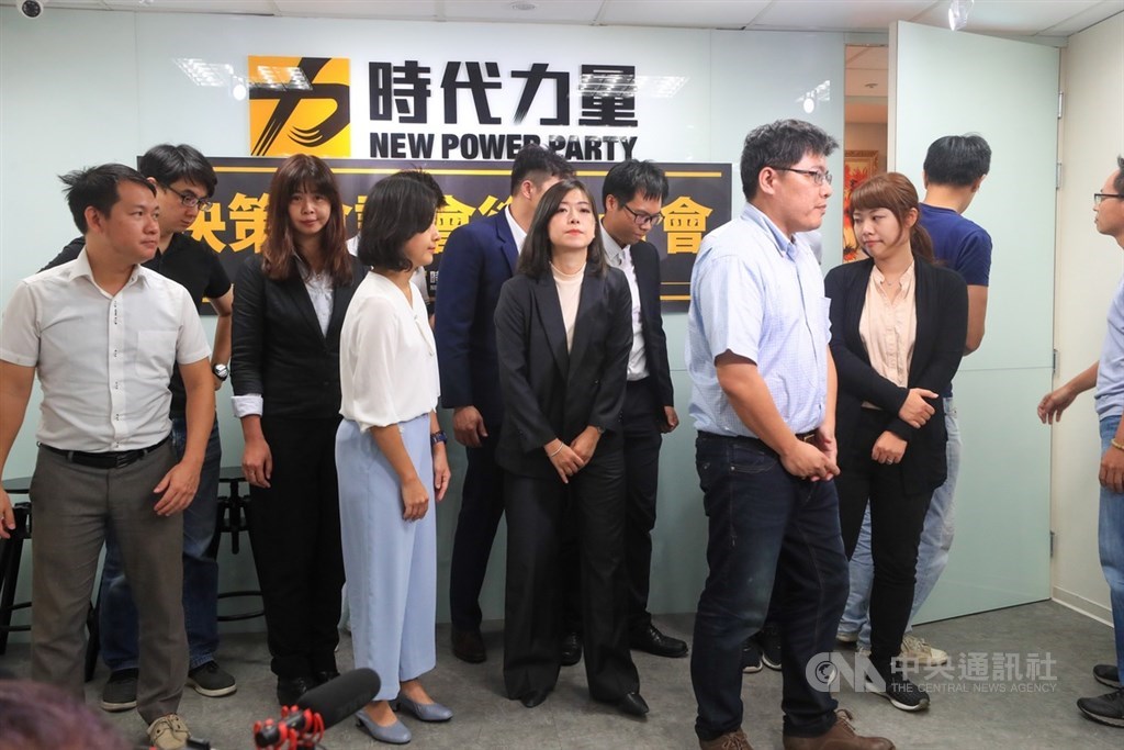 時代力量29日召開決策委員會議,會中選出決策委員改選拿下第2高票的前時力副秘書長高鈺婷(前中)接任黨主席,上午與決策委員共同出席記者會。中央社記者吳家昇攝 109年8月29日
