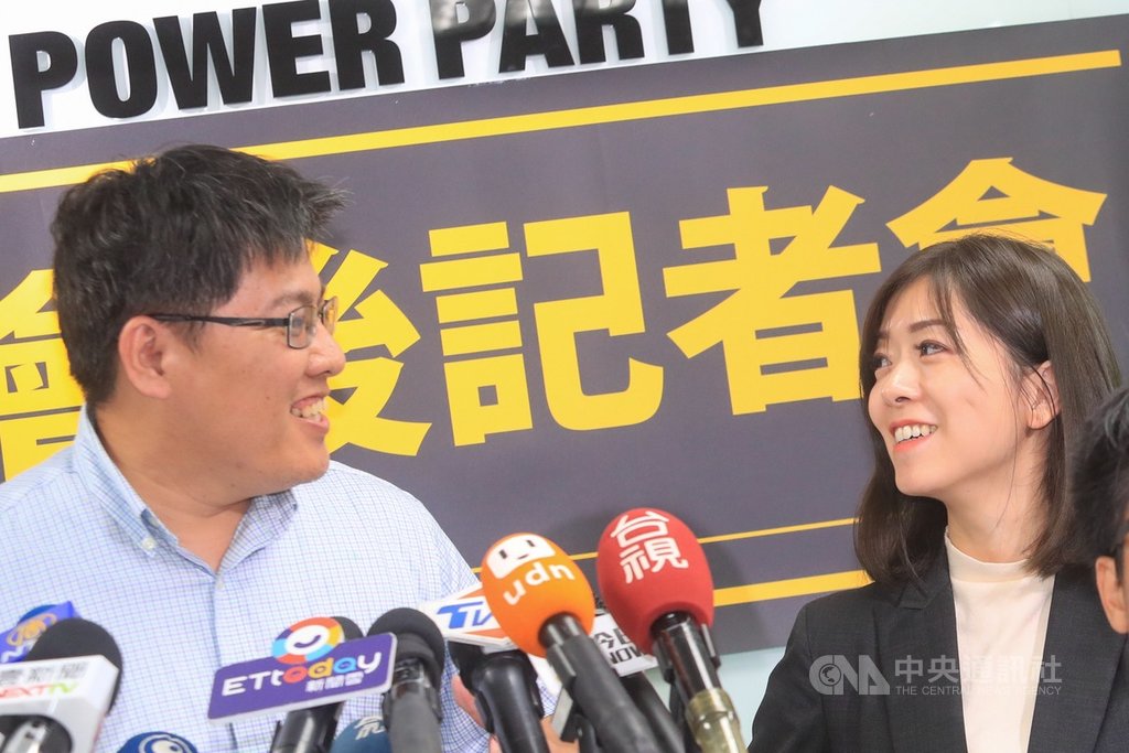 時代力量29日召開決策委員會議,會中選出前時力副秘書長高鈺婷接任黨主席。高鈺婷(右)上午與黨團總召邱顯智(左)出席記者會接受媒體訪問。中央社記者吳家昇攝 109年8月29日