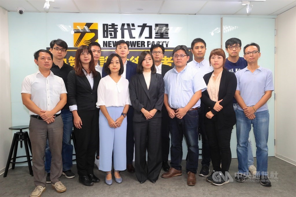 時代力量29日召開決策委員會議,會中選出決策委員改選拿下第2高票的前時力副秘書長高鈺婷接任黨主席。高鈺婷(前中)上午與時力立法院黨團總召邱顯智(前右3)、立委王婉諭(前左3)等人合影。中央社記者吳家昇攝 109年8月29日