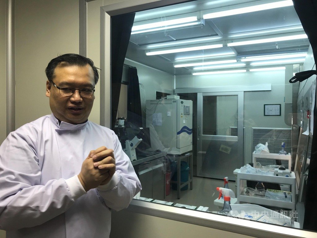 泰國國家基因工程及生物科技研究中心(BIOTEC)轄下的疫苗研發團隊實驗室,全力研製武漢肺炎疫苗,圖為帶領團隊的博士安南。中央社記者呂欣憓曼谷攝 109年8月30日