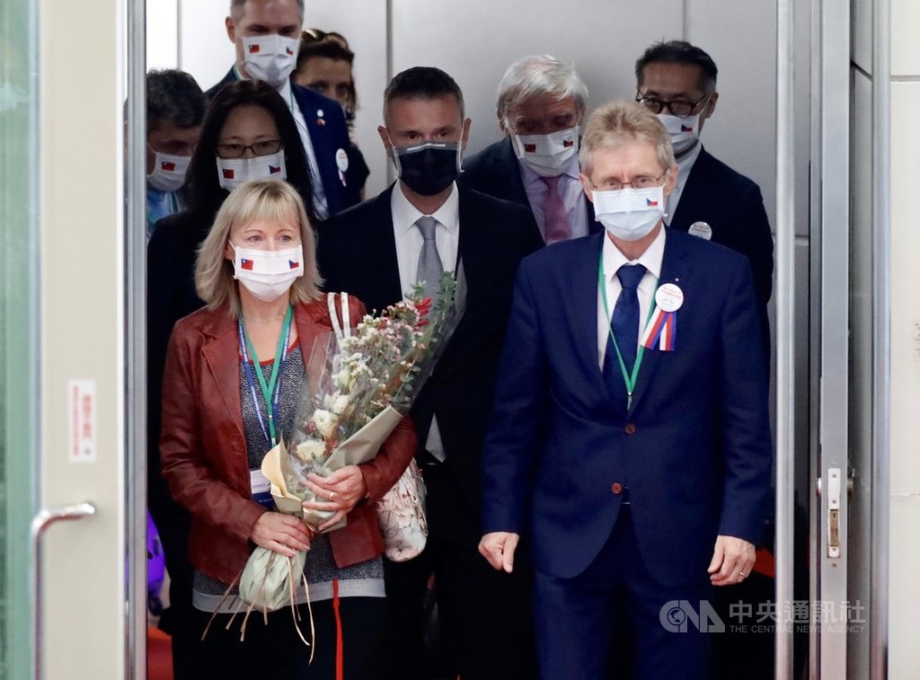 捷克參議院議長維特齊(Miloš Vystrčil)(前右)率團訪台,班機30日上午約11時抵達桃園國際機場。中央社實習記者曾守一攝 109年8月30日