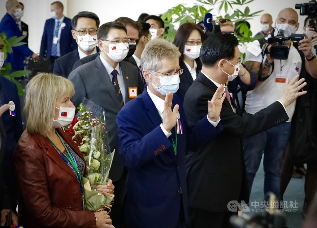 捷克參議院議長維特齊(Miloš Vystrčil)(前左2)率領訪問團來台,班機30日上午抵達桃園國際機場,外交部長吳釗燮(前左3)代表政府到機場迎接;維特齊進入航廈後,與吳釗燮一同向媒體揮手致意,態度親切。中央社實習記者曾守一攝 109年8月30日