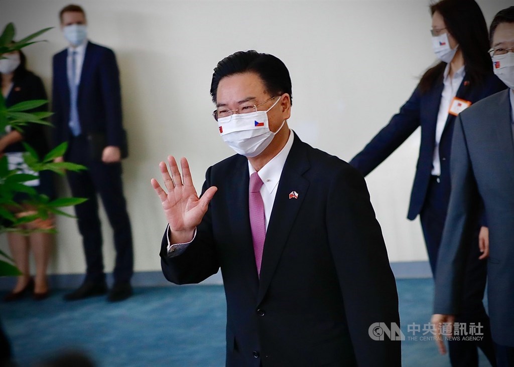 捷克參議院議長維特齊率團來台,外交部長吳釗燮(圖)30日上午帶領團隊提早抵達桃園國際機場,並戴上印有雙方國旗的口罩,準備迎接捷克訪問團。中央社實習記者曾守一攝 109年8月30日