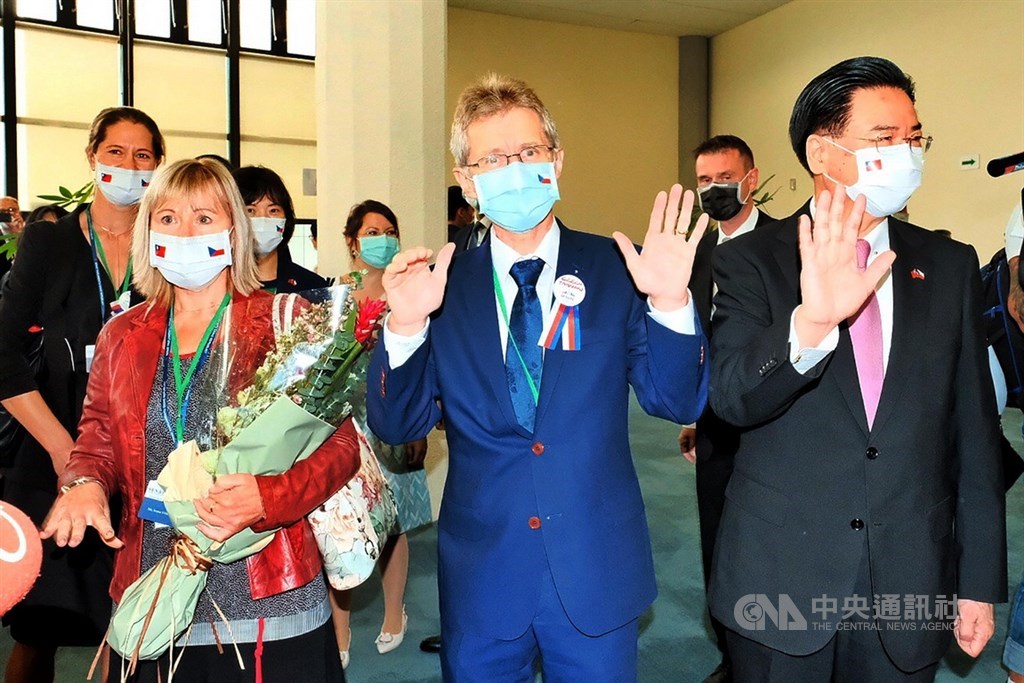 捷克參議院議長維特齊(前右2)30日上午率領89人訪問團來台,包含資深參議員、大學校長、研究機構、文化界人士、企業領袖、媒體等,外交部長吳釗燮(前右)代表政府到機場迎接,維特齊揮手致意。中央社記者吳睿騏桃園攝 109年8月30日