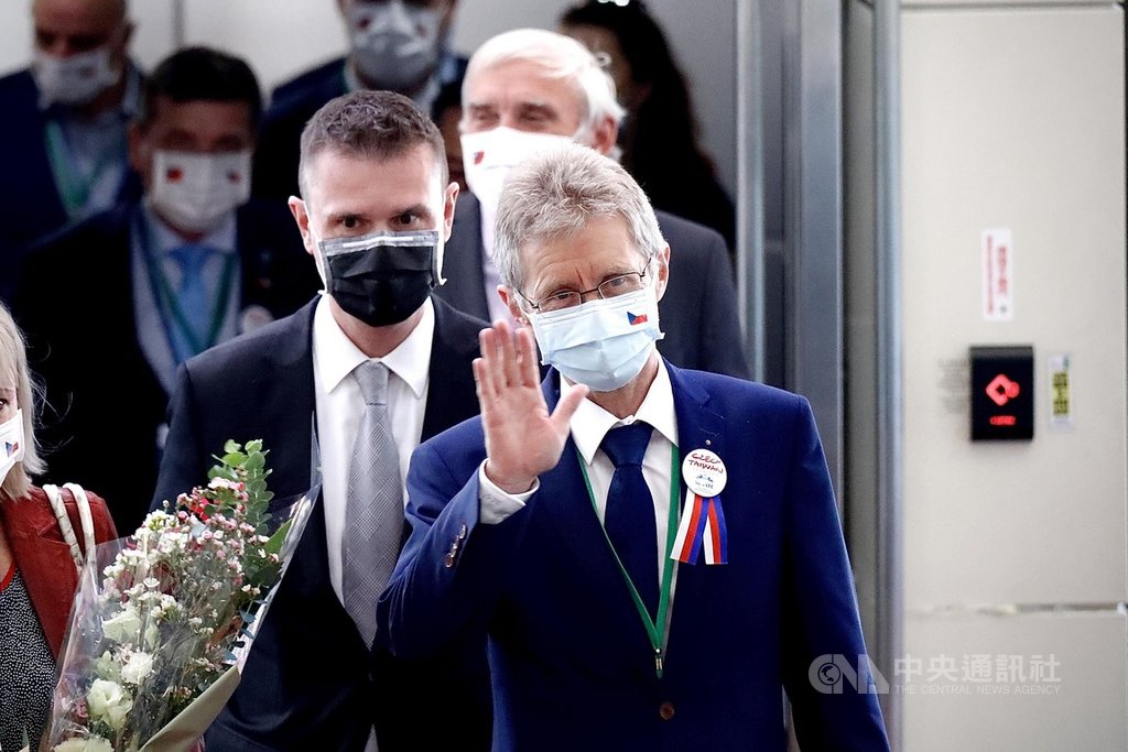 捷克參議院議長維特齊(Miloš Vystrčil)(前)率團訪台,班機30日上午約11時抵達桃園國際機場,維特齊揮手向現場媒體致意。中央社實習記者曾守一攝 109年8月30日