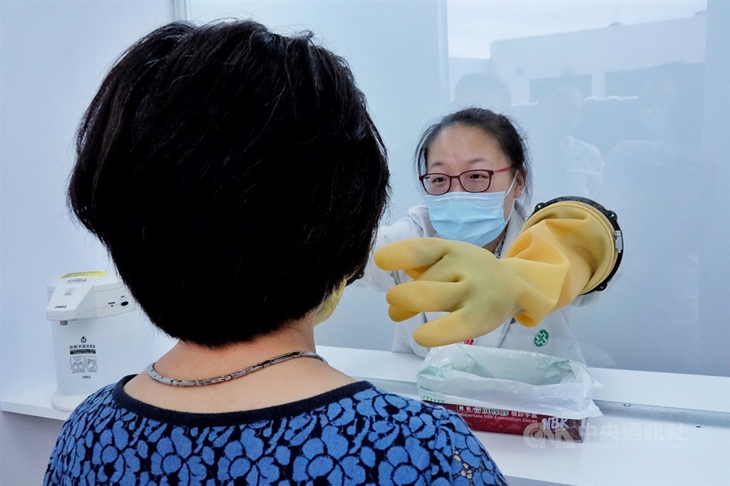 The Central Epidemic Command Center announced that starting from September 1, the airport Wuhan pneumonia test will be changed from a throat swab to a deep throat saliva sample.  The picture shows the virus collection and inspection operation at Taoyuan Airport.  (Central News Agency file photo)