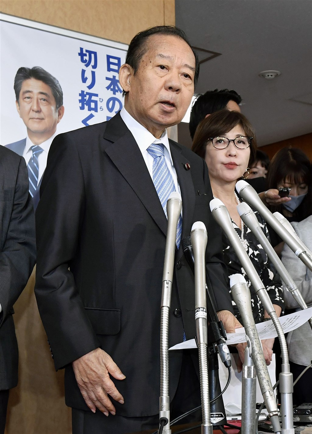 負責主導這次總裁選舉的自民黨幹事長二階俊博(前),本身也率領二階派(志帥會),29日跟眾議院議長大島理森聚餐。(共同社)