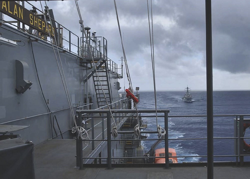 When the Czech Senate President Vitzi led a delegation to Taiwan, the Ministry of Defense stated on the 31st that a US destroyer sailed through the Taiwan Strait from north to south.  The picture shows the US military sharing photos of the destroyer Benford (DDG-65, after) on Facebook on the 30th during a replenishment mission at sea.  (The picture is taken from facebook.com/7thfleet)