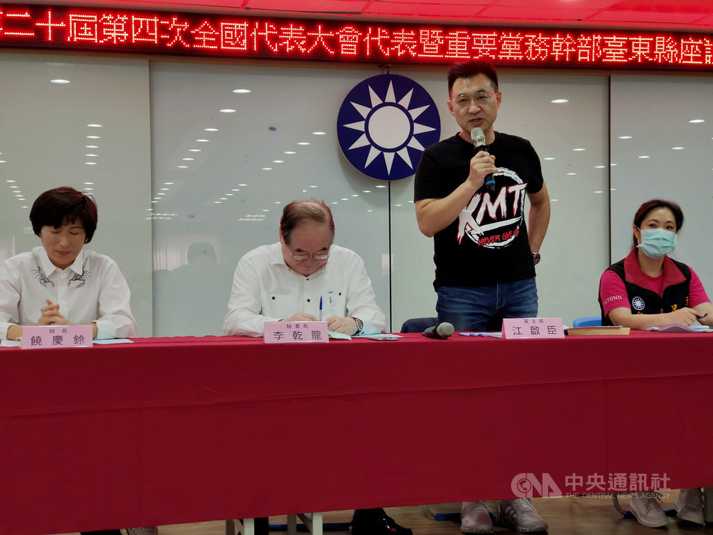 政府將放寬含瘦肉精美國豬肉和30月齡以上美國牛肉進口。國民黨主席江啟臣(右2)31日在台東召開記者會表示,國民黨捍衛人民的健康,堅決反對含瘦肉精美豬進口。中央社記者盧太城攝 109年8月31日